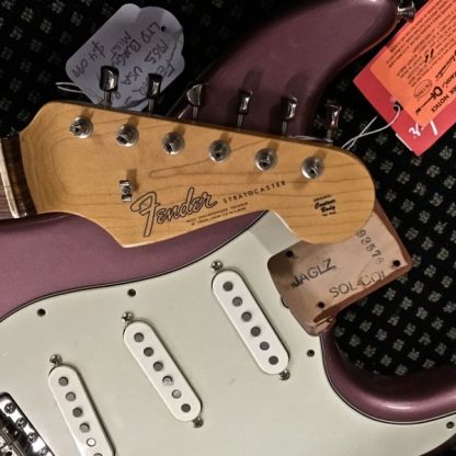 Fender American Vintage 1965 Stratocaster Burgundy Mist FSR - Closer look.
